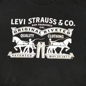 Black levi's tee